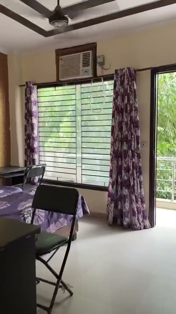 Video tour of a balcony room