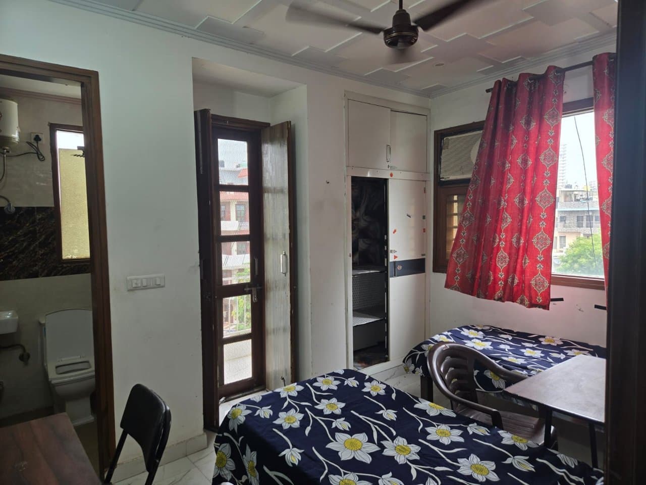 Bright room with balcony at Manvi Home Stay PG